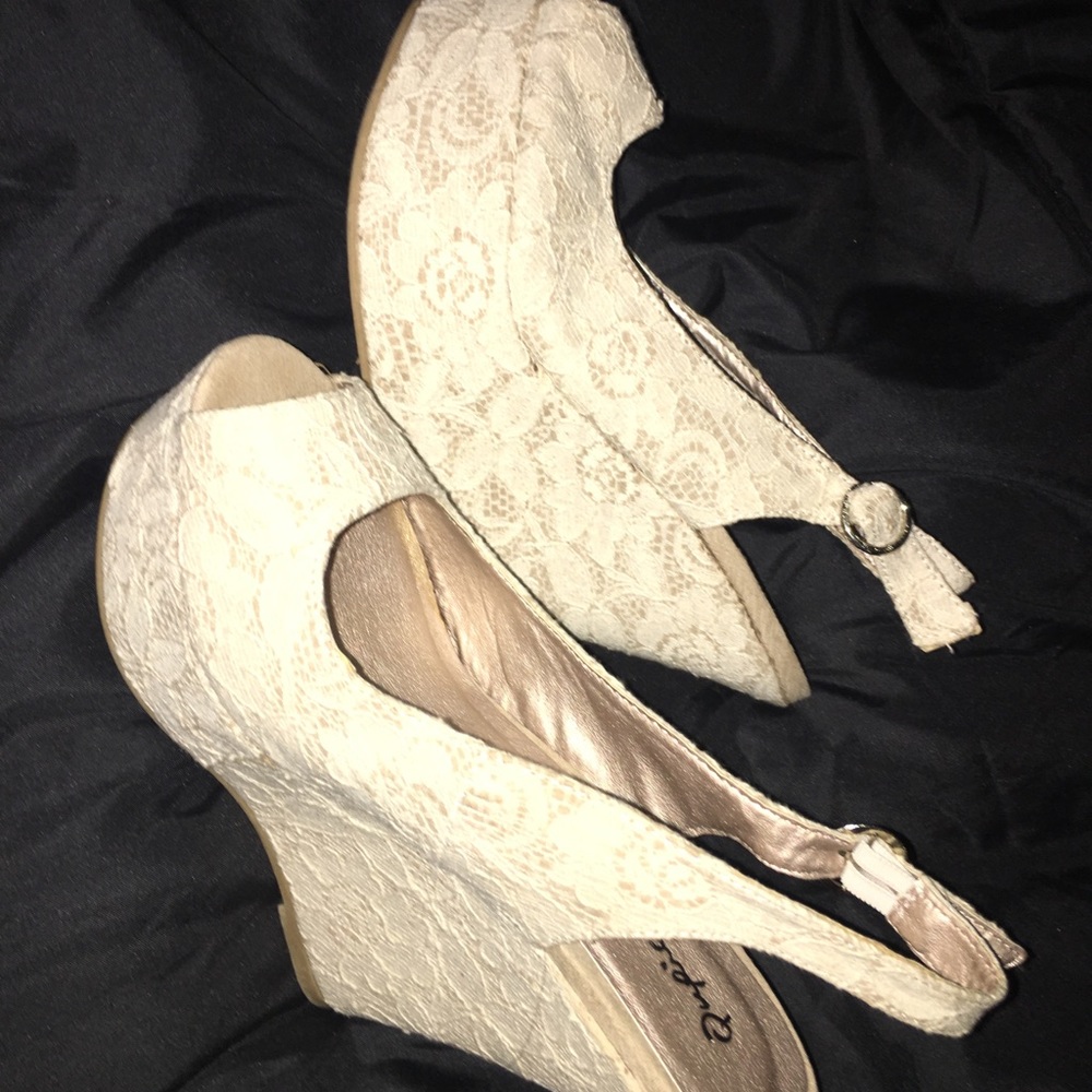 Beige/nude lace wedges